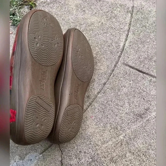 Alegria Keli
Southwestern
Romance Slip On Shoes - Picture 4 of 7